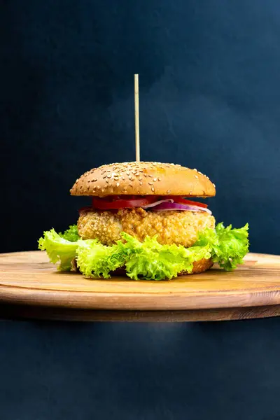 Sandwich Chickenburger Aislado Sobre Darck Fondo Sobre Mesa Madera Delicioso — Foto de Stock
