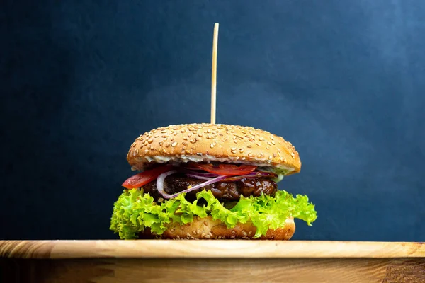 Primer Plano Deliciosa Hamburguesa Casera Fresca Con Lechuga Queso Cebolla — Foto de Stock