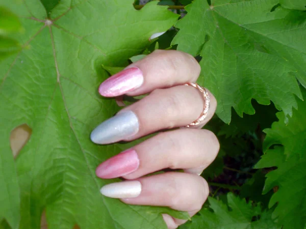 Manicura atraente nas mãos das mulheres. Projeto de arte de unhas — Fotografia de Stock