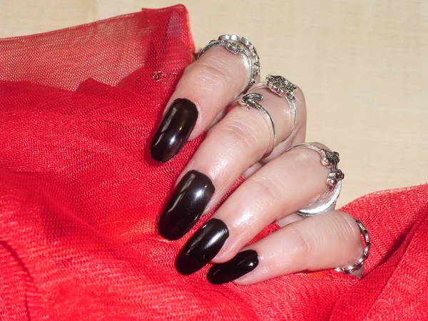 Manicura preta atraente em mãos de mulher. Projeto de arte de unhas — Fotografia de Stock