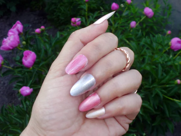 Elbűvölő többszínű manikűr a nők kezébe. Nail Art Design köröm művészet — Stock Fotó