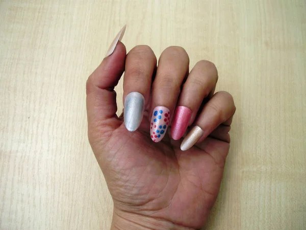 Manicure multicolor glamourosa em mãos de mulher. Projeto de arte de unhas — Fotografia de Stock