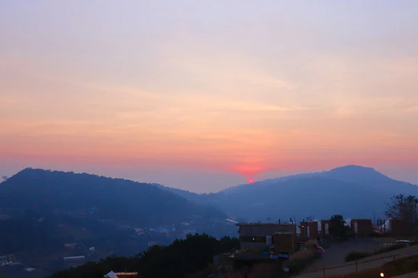 Pôr do sol colorido sobre a montanha panorâmica — Fotografia de Stock