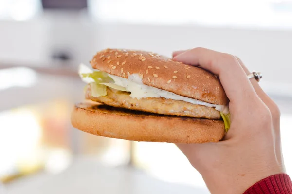 Närbild Hand Person Som Håller Hamburgare Ljus Matlagning Bakgrund Äta — Stockfoto