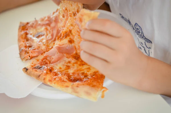 Bambino Mangiare Gustosa Pizza Nel Ristorante Caffè Primo Piano Vista — Foto Stock