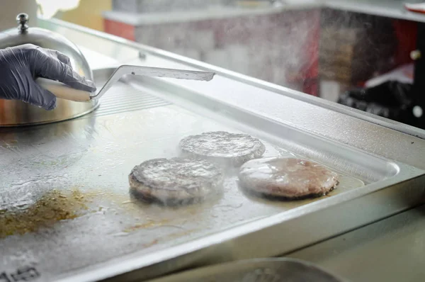 Hamburguesas Comida Rápida Para Llevar Producción Cocina Fondo — Foto de Stock