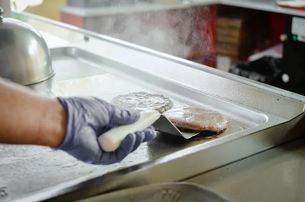 Primer Plano Hamburguesa Queso Preparando Parrilla Con Queso Derrite Fondo — Foto de Stock