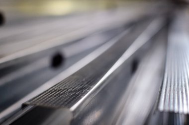 Çelik kaplı alüminyum profili kapatın. Endüstriyel yapı konsepti. Uzayı kopyala Gri renkli metal deste yığını, fabrika üretim teknolojisi deseni