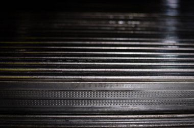 Çelik kaplı alüminyum profili kapatın. Endüstriyel yapı konsepti. Uzayı kopyala Gri renkli metal deste yığını, fabrika üretim teknolojisi deseni