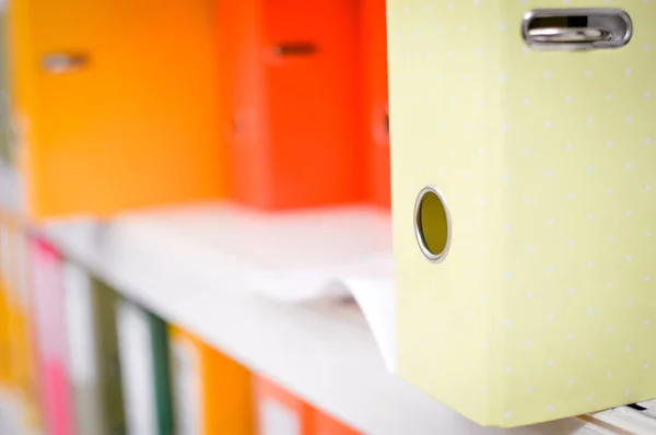 Zamknij Kolorowe Foldery Biurowe Półkach Książkami Wiele Pracujących Papeterii Ułożonych — Zdjęcie stockowe