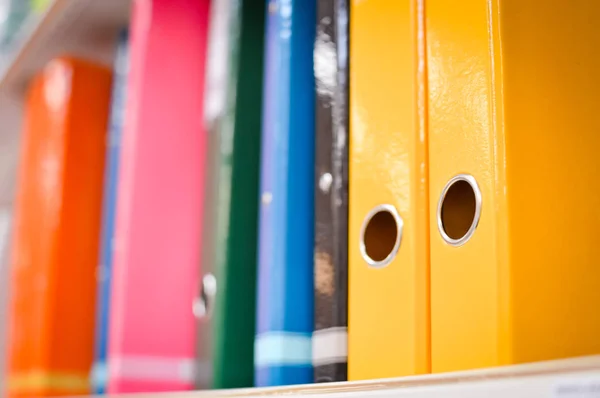 Avvicinati Alle Cartelle Multicolori Degli Uffici Sullo Sfondo Della Libreria — Foto Stock