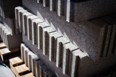 Hareket Bulanıklığı ambar geliştirme arka planda kazıklı görüntü çimento yapı taşları ticaret yığılmış. Kumaş tesisi closeup stoklarını üretimi, dokulu arka yüzeyi gri