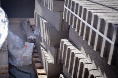 Hareket Bulanıklığı ambar geliştirme arka planda kazıklı görüntü çimento yapı taşları ticaret yığılmış. Kumaş tesisi closeup stoklarını üretimi, dokulu arka yüzeyi gri
