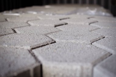 Hareket Bulanıklığı ambar geliştirme arka planda kazıklı görüntü çimento yapı taşları ticaret yığılmış. Kumaş tesisi closeup stoklarını üretimi, dokulu arka yüzeyi gri
