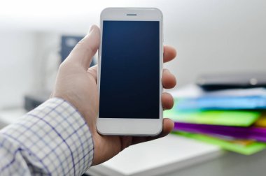Metin mesajı veya içerik mockup arka plan reklam için boş boşaltmak ekrana sahip cep telefonu kullanarak elde kapatın. Profesyonel ödeme teknolojisi, oyun oynama, video filme veya fotoğraf