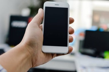 Metin mesajı veya içerik mockup arka plan reklam için boş boşaltmak ekrana sahip cep telefonu kullanarak elde kapatın. Profesyonel ödeme teknolojisi, oyun oynama, video filme veya fotoğraf