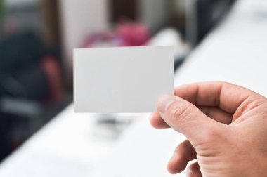 Kartvizit ofis alanı arka planda gösterilen bir işadamı yandan yakın çekim