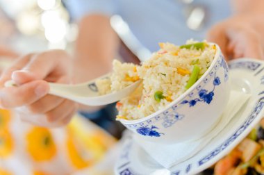 Popüler Asya orientalfood, taze kokulu lezzetli mutfağı plaka arka plan yemek. Üst yan görünüm portre fotoğraf