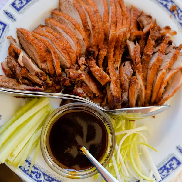 Close Pratos Chineses Fundo Apetitoso Saboroso Comida Suculenta Decoração Mesa — Fotografia de Stock