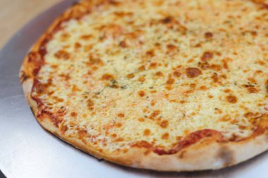 Closeup geleneksel taze pizza, üst kısmı görünümü ahşap arka plan