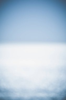 Suyun arka planındaki bulanık ışık. Güneşli açık deniz manzarası parlak yüzey