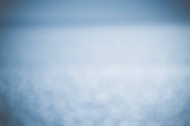 Parlak suyun üzerindeki bulanık güneş ışığı yansımaları soyutlaşmıştı. Sıvı canlı doku deseni, parlak güneşli arkaplan