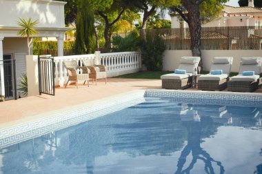 Canlı yüzme havuzunda, sakinleştirmek açık sakin turkuaz pastoral renkli mavi su