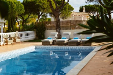 Canlı yüzme havuzunda, sakinleştirmek açık sakin turkuaz pastoral renkli mavi su