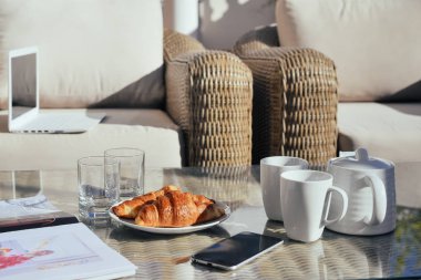 Tablo, portre rahatlatıcı tatil arka plan üzerinde lezzetli kruvasan ile plaka