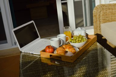 Sağlıklı kahvaltı ile çay ya da kahve yüzme havuzu salonu zemin üzerinde. Modern rahatlatıcı yaşam tarzı