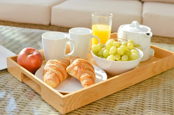 Prato Com Croissants Saborosos Mesa Close Relaxante Fundo Férias — Fotografia de Stock