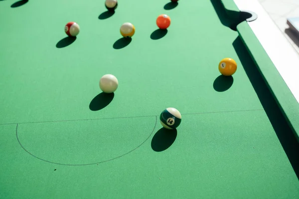 Pool Bunte Bälle Auf Dem Tisch Sonnenschein Freien Hintergrund Nahaufnahme — Stockfoto