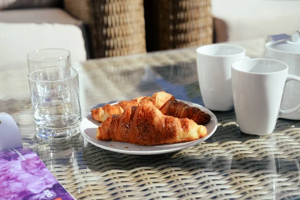 Prato Com Croissants Saborosos Mesa Close Relaxante Fundo Férias — Fotografia de Stock