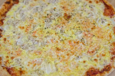 Pizza lezzetli klasik tarzı ahşap masa arka plan üzerinde. Taze gıda çeşitli, closeup üst görünüm promosyon fotoğraf. İtalyan geleneksel kültür