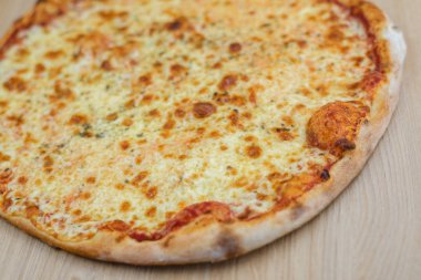 Pizza lezzetli klasik tarzı ahşap masa arka plan üzerinde. Taze gıda çeşitli, closeup üst görünüm promosyon fotoğraf. İtalyan geleneksel kültür