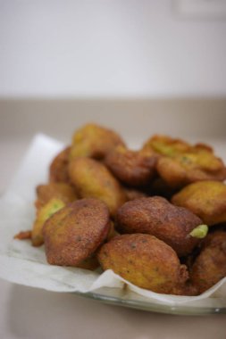 Bunuelos de bacalao olarak bilinen geleneksel İspanyol morina börekleri bir tabakta servis edilir. Tipik Akdeniz mezeleri tuzlanmış morina, un ve bitkilerle yapılır..