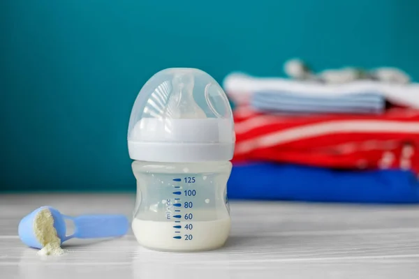 Mesterséges Táplálás Műanyag Palackban Újszülöttek Anyaság Gondozási Életmód Fogalma — Stock Fotó