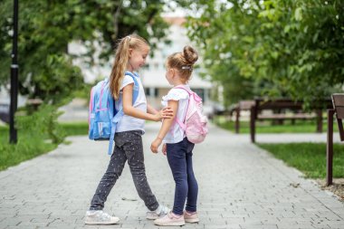 İki okul okul buluştu. Okul, eğitim, eğitim, dostluk, çocukluk kavramı