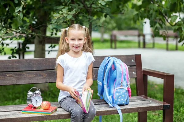 Веселая Маленькая Девочка Читает Книгу Скамейке Понятие Школы Учебы Образования — стоковое фото