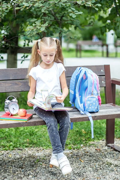 深刻な子供は ベンチで本を読んでいます 幼年期の概念 — ストック写真