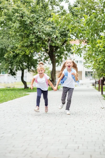 Lustige Kinder Laufen Von Der Schule Das Konzept Von Schule — Stockfoto