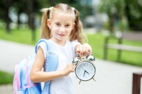 Bir Saat Ile Küçük Kız Okul Eğitim Eğitim Dostluk Çocukluk — Stok fotoğraf