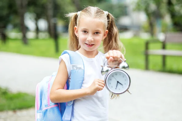 Liten Glad Student Med Klocka Begreppet Studie Vänskap Utbildning Skola — Stockfoto