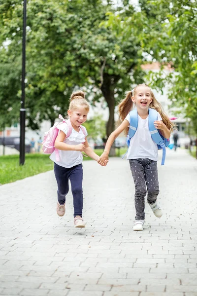 Roliga Barn Löper Från Skolan Med Ryggsäckar Begreppet Studie Vänskap — Stockfoto
