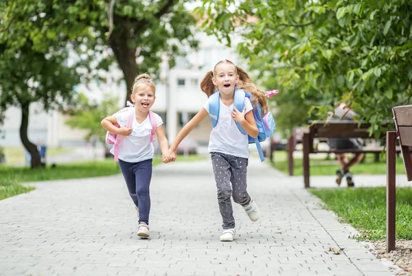 幸せな子供は バックパックで学校から実行します 幼年期の概念 — ストック写真