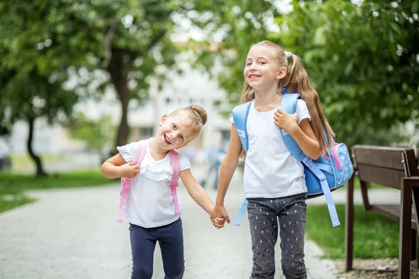 Двое Счастливых Детей Ходят Школу Понятие Школы Учебы Образования Дружбы — стоковое фото
