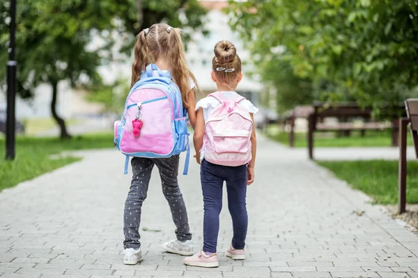 Dois Miúdos Vão Para Escola Com Mochilas Conceito Escola Estudo — Fotografia de Stock