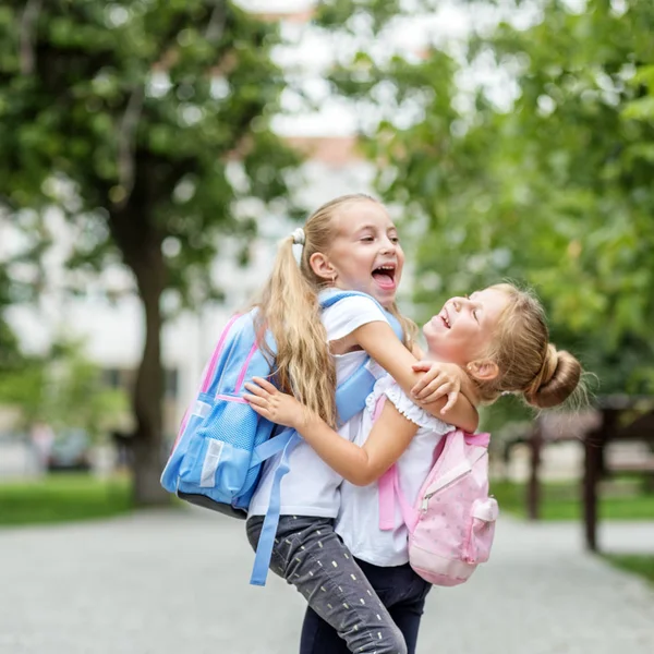 Dvě Děti Obejmout Smát Náměstí Koncepce Školy Studium Školství Přátelství — Stock fotografie