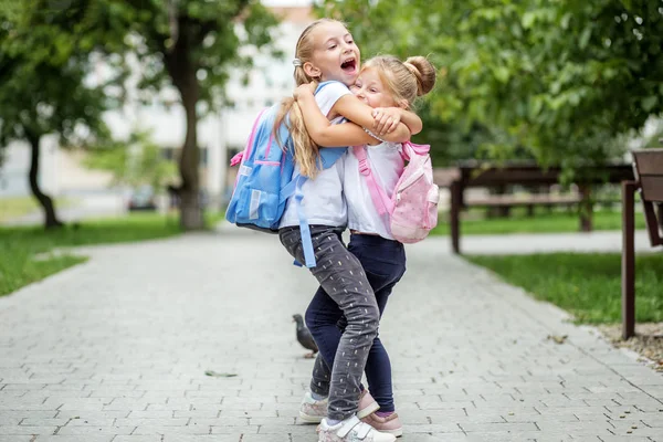 Uścisk Dwóch Dzieci Śmiać Się Koncepcja Szkoły Badania Edukacja Przyjaźni — Zdjęcie stockowe