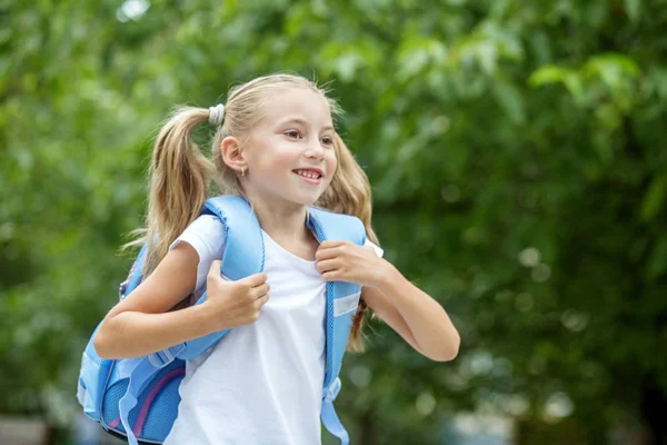 少女は急いで勉強します 幼年期の概念 — ストック写真